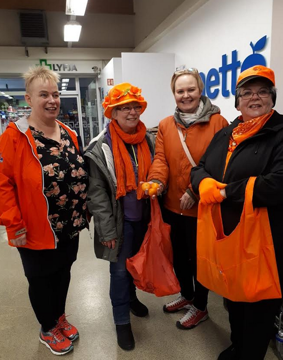 Soroptimist giving out oranges